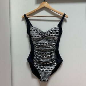 La Blanca Ruched One Piece Black and White Size 8‎